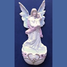 Ancien bénitier , porcelaine biscuit , 19 siècle,  ange à l'enfant