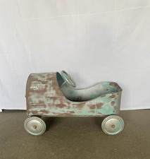 Voiture jouet ancienne en