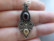 pendentif argent 925 poinçon et testé 2,50gr  3,8x1,7cm  pierre grenat tbé