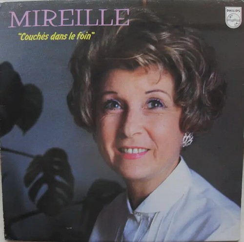 Mireille couchés dans - couchés, foin