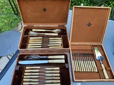 ANCIENNE ET BELLE MENAGERE EN CORNE ET INOX AVEC COFFRETS