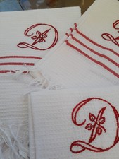 7  jolies serviettes de toilette anciennes brodes monograme D en coton piqué
