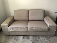 canapé  gris deux  places  en tissu en bon état  longueur 190 cm hauteur 80 cm .