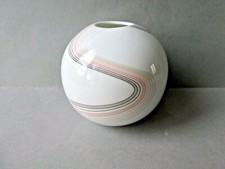 vase boule en opaline blanche, décor graphique, 1980