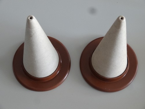 Deux cônes avec collerette - cônes,