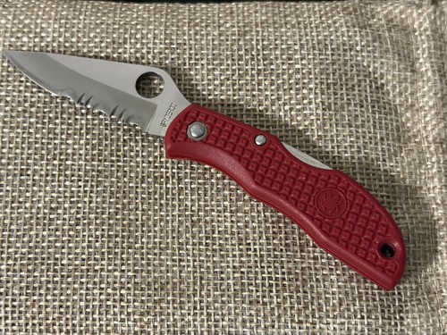 Spyderco ladybug red partially - ladybug,