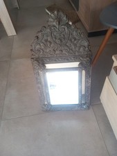 Ancien miroir à parcloses en cuivre repoussé sur bois. Style Victorien