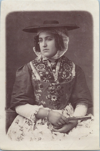 France arlésienne costume - en,