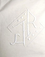 Drap ancien en lin damassé brodé monogramme JR blanc – linge de maison vintage