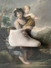 Ancien soulier miniature en porcelaine chaussure de bébé objet de vitrine