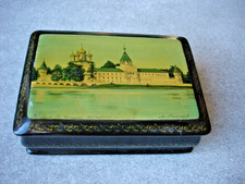 Boite russe laquée signée