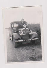 photo ancienne ?️ homme sur capot Peugeot 301 route campagne 1940