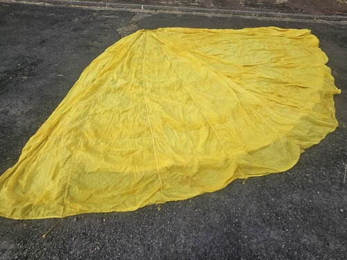 Parachute jaune container