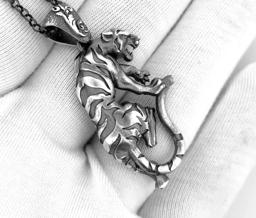 Pendentif panthère grimpante