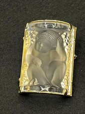 Broche vintage en cristal dépoli Lalique Paris enfant ange bordure dorée