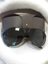 Paire de lunettes de soleil