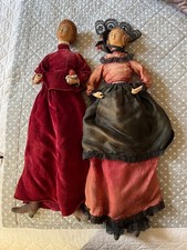 Deux grandes poupées