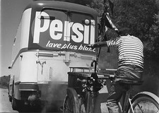 Lot 2 photos originales Darry Cowl Le triporteur vélo publicité Persil marinière