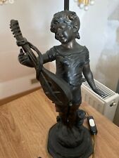 lampe sur pied bronze patine brune style Auguste Moreau représentant une musicie