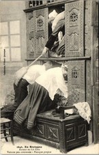 29 TYPES DE BRETAGNE  carte postale ancienne [DTZ-11998]