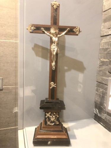 Grand crucifix sur pied ancien
