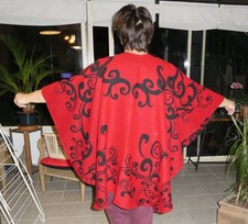 CAPE PONCHO ROUGE ET NOIR