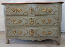 Superbe commode dite parisienne en noyer patinée de style Régence