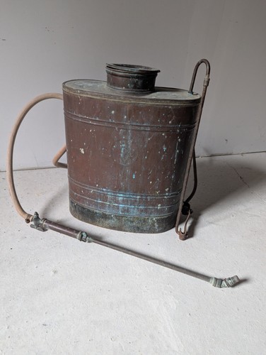 Ancien pulvérisateur agricole