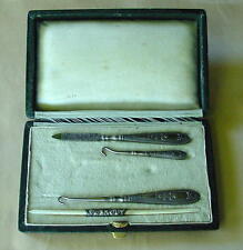 BOÎTE AVEC ANCIENS OUTILS DE