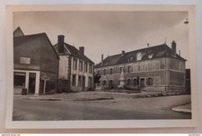 Villemaur sur Vanne (Aube) - La Mairie et la Place, Devanture des Economiques Tr