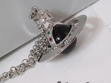 Vivienne Westwood- Grand collier 3D Orbe noir plaqué argent avec des cristaux .