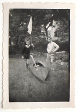 Garçons posent canoe bateau herbe - Photo ancienne snapshot