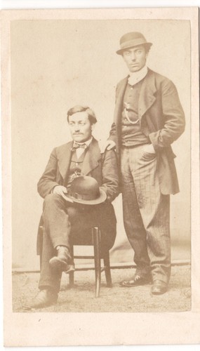 Deux freres dont assis - freres,