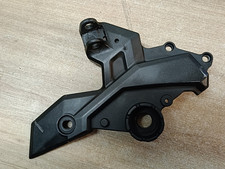 UNE PLATINE AVANT DROITE