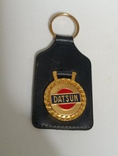 Ancien porte clé Datsun sur cuir  - voiture  vintage  Keychain