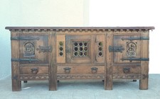 Enfilade brutaliste en chêne
