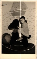 SALON DE L'ENFANCE  STUDIO DU PHOTOGRAPHE FILLETTE SUR CHIEN A BASCULE . 1956