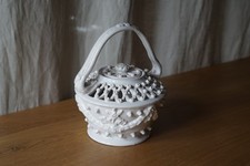 pot ancien en faience blanche
