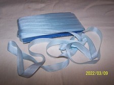 Ancien ruban en soie de couleur bleu ciel. Vendu au mètre. N°141