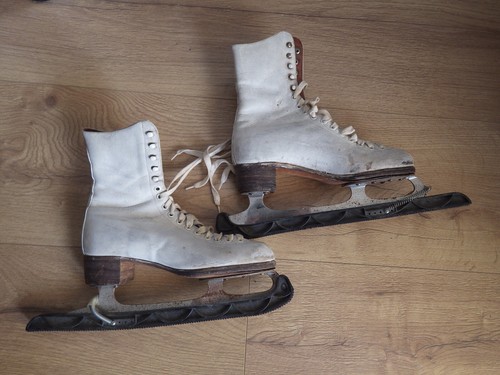 Patins glace anciens - à,