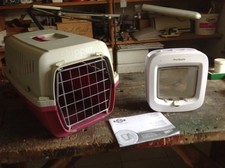 Une chatière electronique et une caisse de transport pour chat