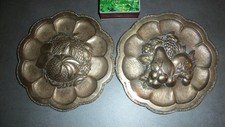 2 anciennes assiettes en bronze murales à décor de fruits, 1 signée DEPLACE