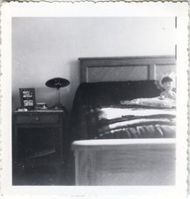 PHOTO ANCIENNE - VINTAGE SNAPSHOT - CURIOSITÉ JOUET POUPÉE LIT CHAMBRE - BEDROOM
