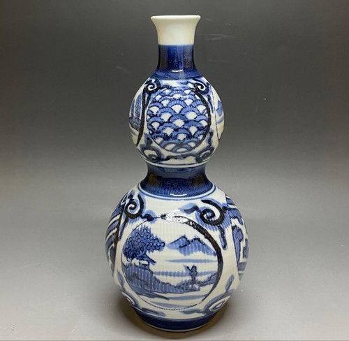 Vase bleu blanc en forme de