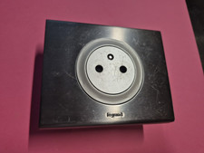 Legrand 69101 - Prise AffleuranteTITANE avec plaque INOX Brossé (OCCASION)