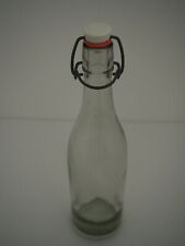 BOUTEILLE à FERMETURE MÉCANIQUE en verre blanc, bouchon en porcelaine.