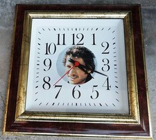 horloge quartz neuve  N°7 JOHNNY HALLYDAY bois 28X28 cm  couleur