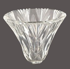 Joli vase en cristal de