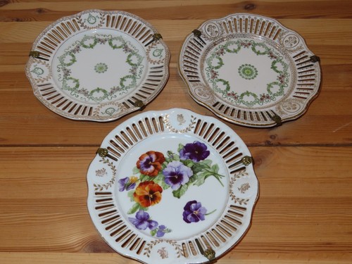 Lot assiettes à - de, 3