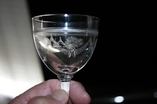 Verre de table ancien à pied en cristal gravé - 12,5 cm